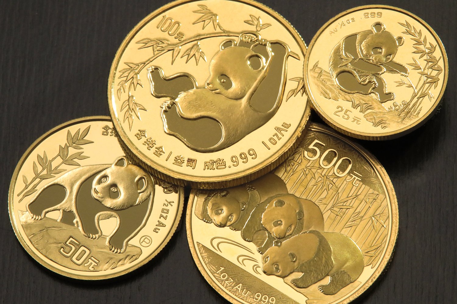 Goldprodukte auf schwarzem Hintergrund