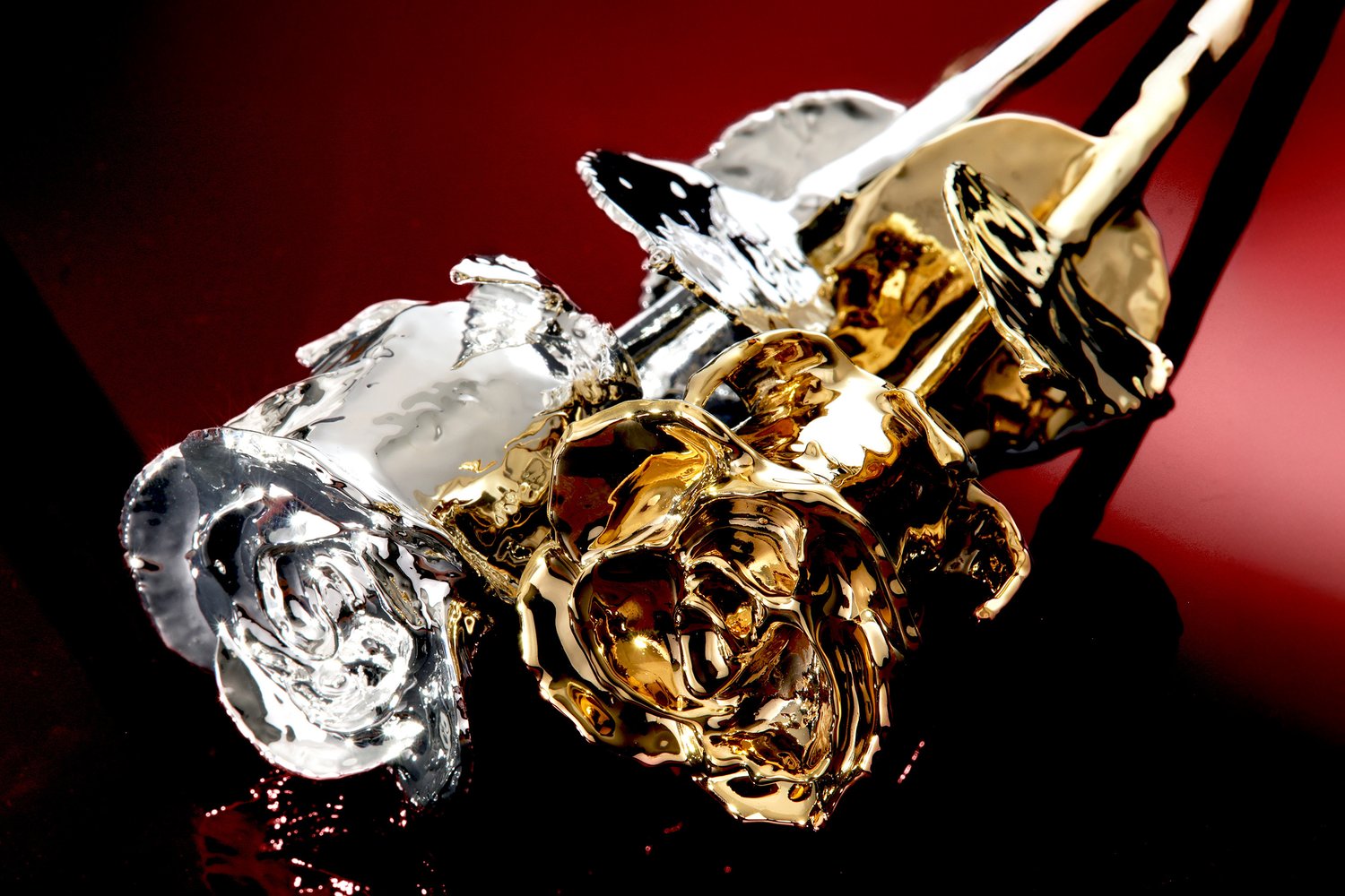 Goldprodukte auf schwarzem Hintergrund