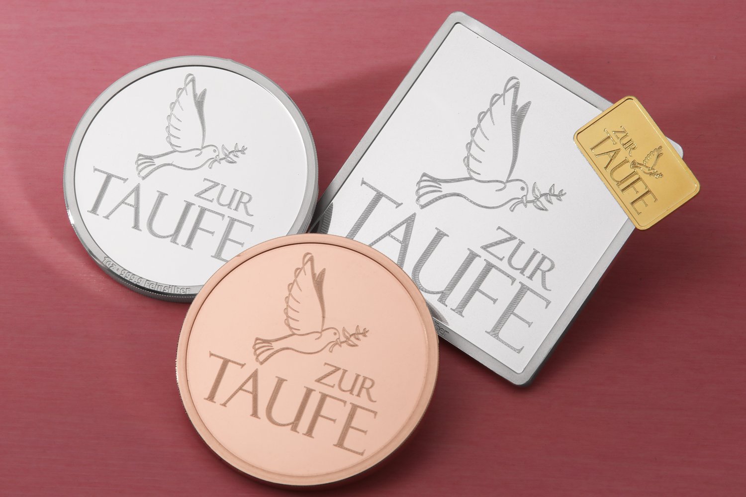 Goldprodukte auf schwarzem Hintergrund
