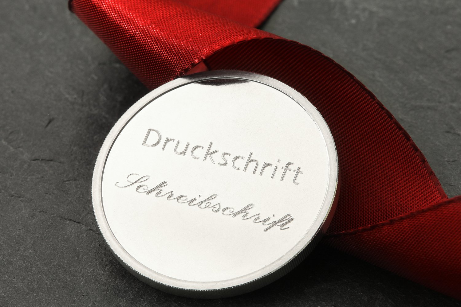 Goldprodukte auf schwarzem Hintergrund