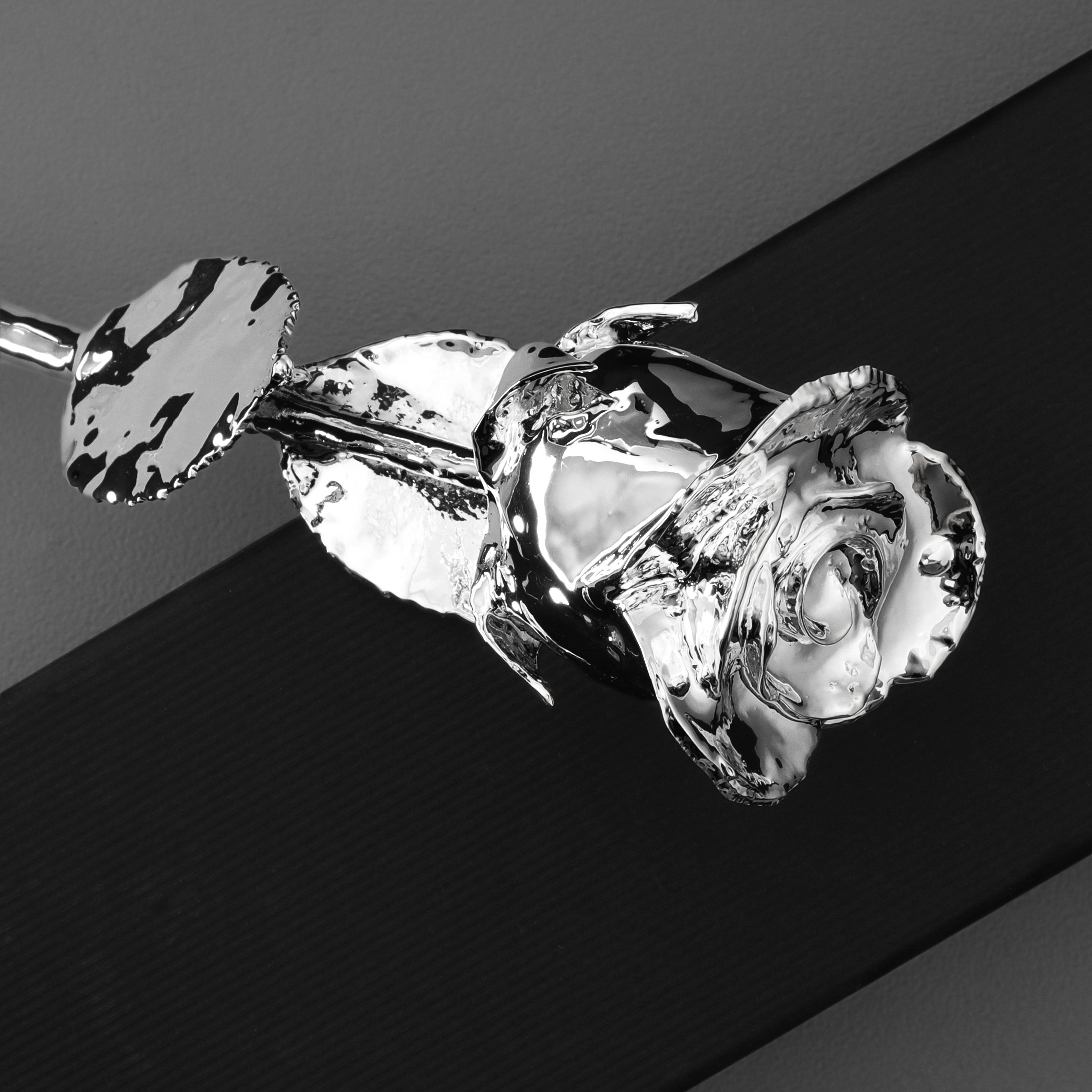 Designobjekt "Silberrose" (versilberte Rose) - Detailansicht 3