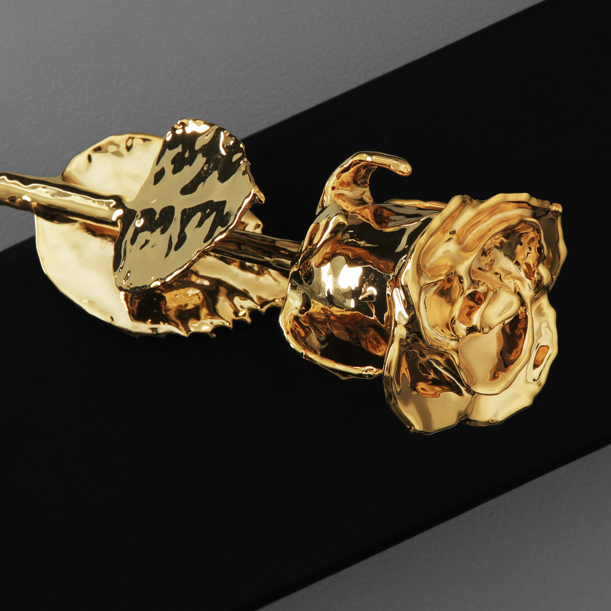 Designobjekt "Goldrose" (24kt vergoldete Rose) - Detailansicht 3