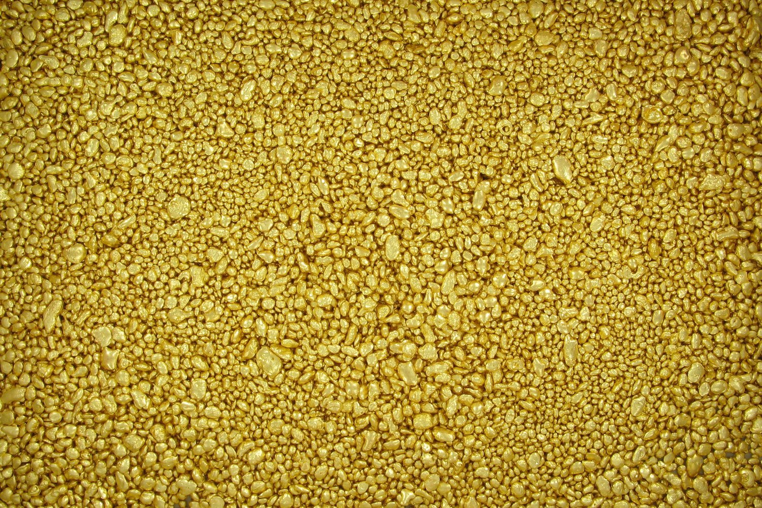 Goldprodukte auf schwarzem Hintergrund