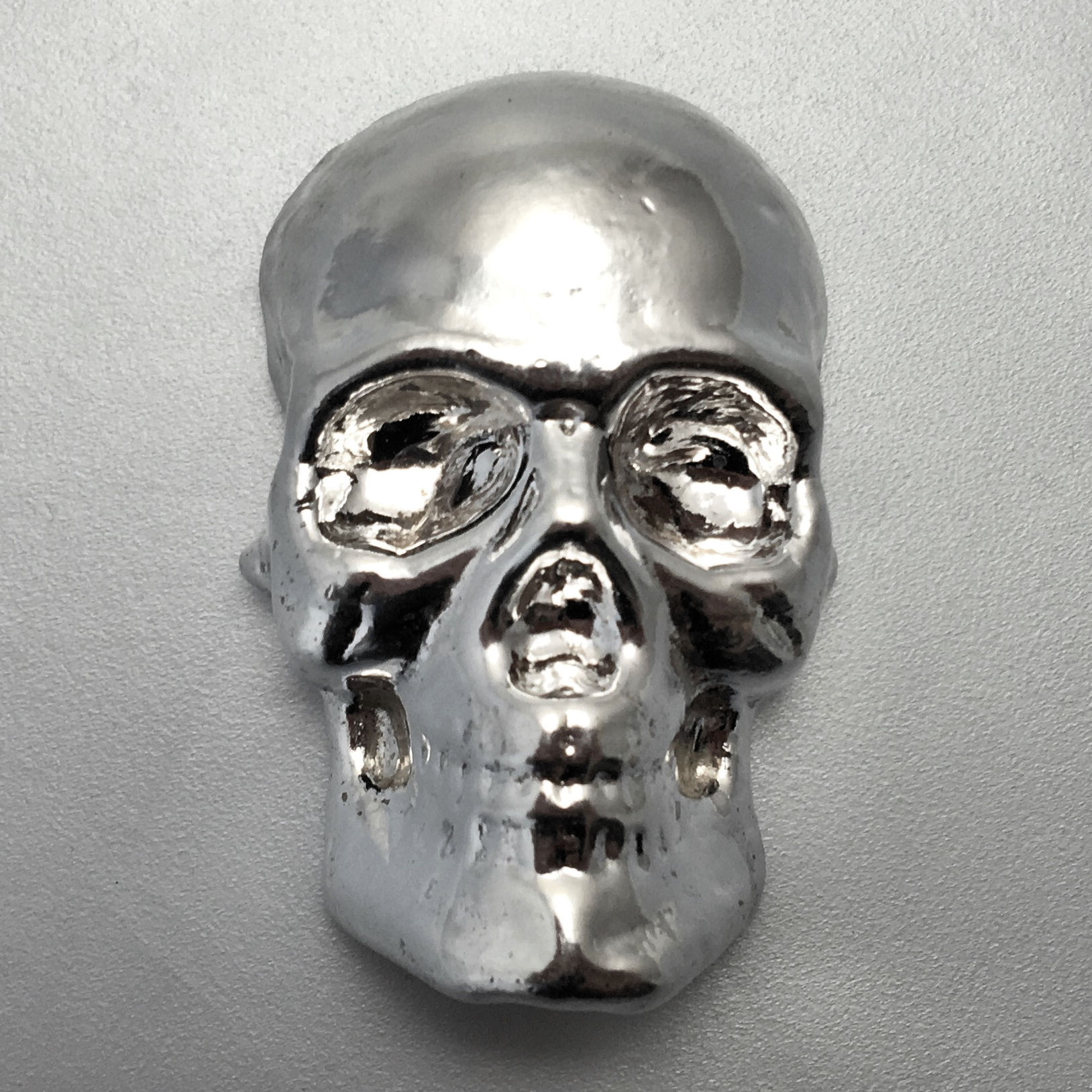 Silber 3-D Barren "Totenkopf" 100g, gegossen - Hauptansicht