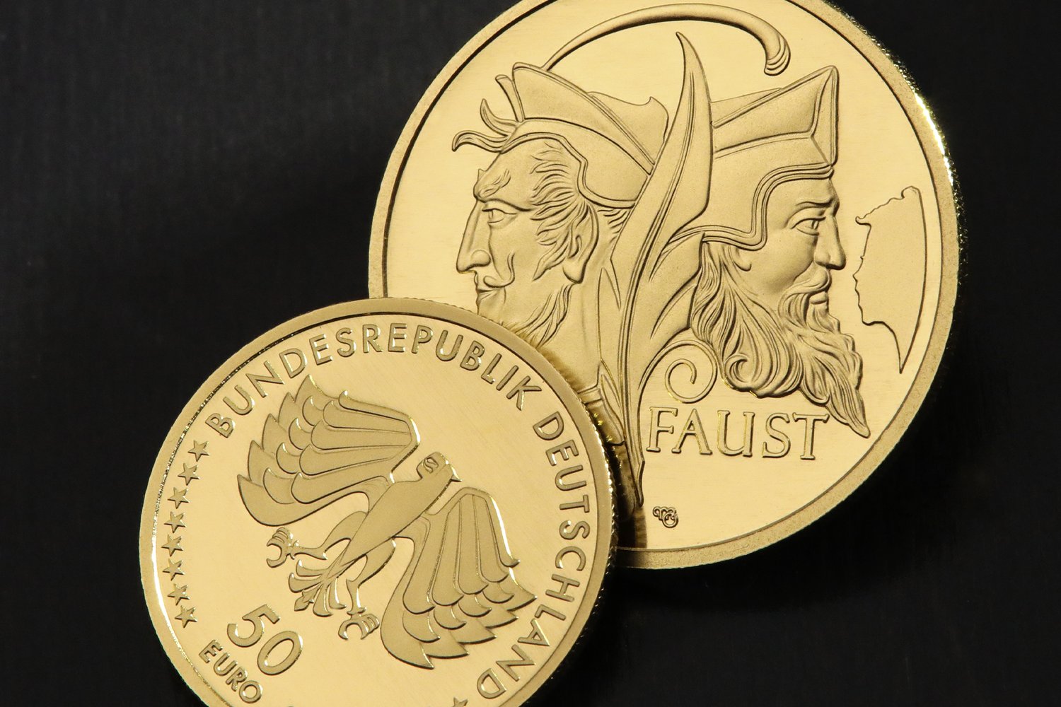 Goldprodukte auf schwarzem Hintergrund