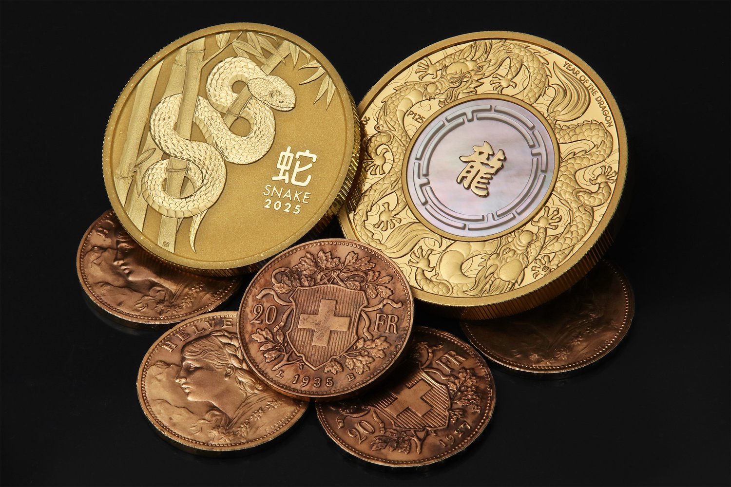 Goldprodukte auf schwarzem Hintergrund