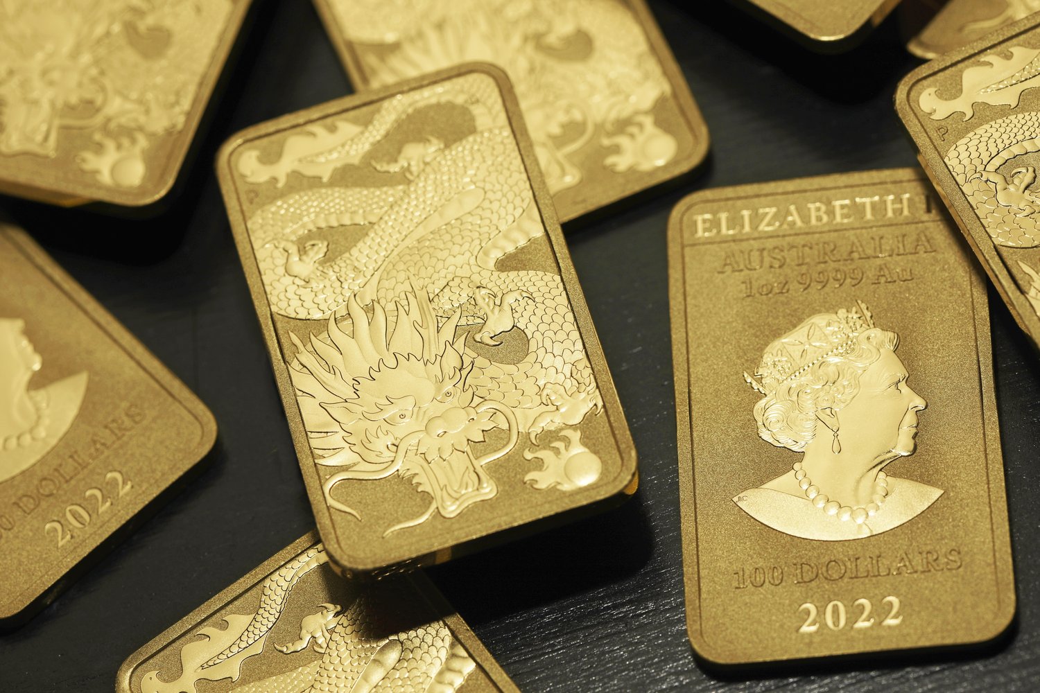Goldprodukte auf schwarzem Hintergrund