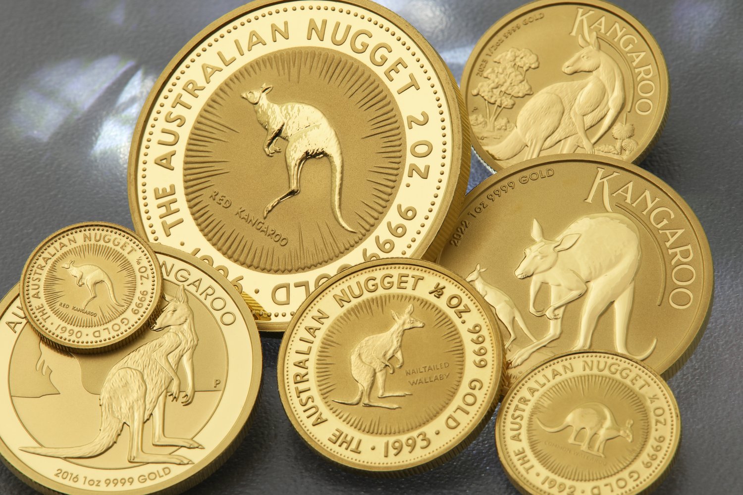 Goldprodukte auf schwarzem Hintergrund